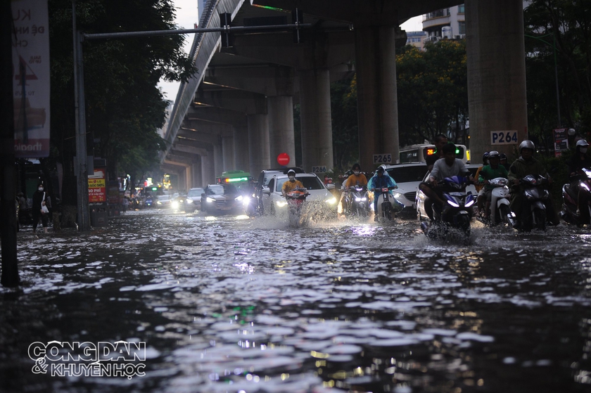 Hà Nội ngập sâu sau cơn mưa chiều 29/5 - Ảnh 6.