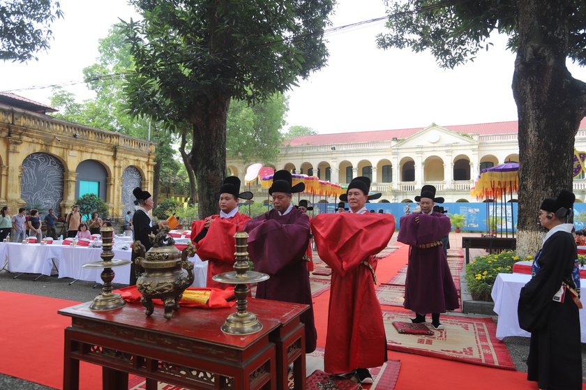 Đặc sắc nghi lễ ban quạt Tết Đoan Ngọ tại Hoàng thành Thăng Long - Ảnh 1.