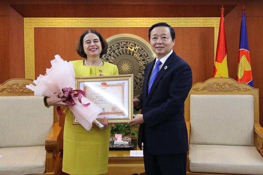 Trao Kỷ niệm chương Vì sự nghiệp tài nguyên và môi trường cho Đại sứ đặc mệnh toàn quyền Úc tại Việt Nam - Ảnh 3.