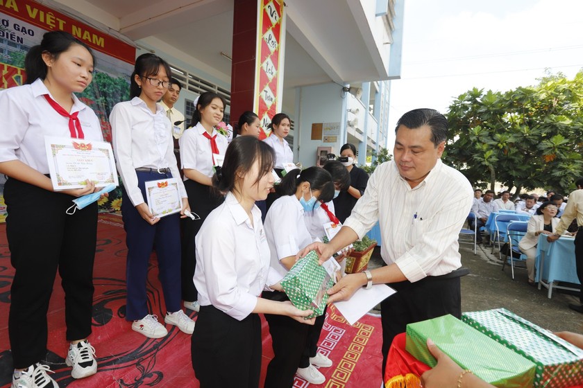 Trao 200 suất học bổng cho học sinh vượt khó học giỏi Tiền Giang  - Ảnh 1.