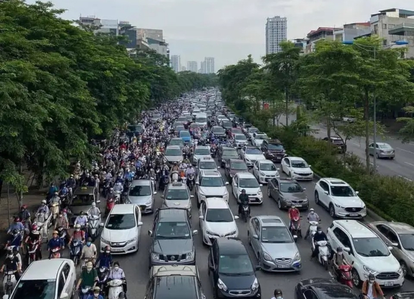 Hà Nội: Giao thông tại đường Võ Chí Công tê liệt vì cành cây đổ chắn đường - Ảnh 2.