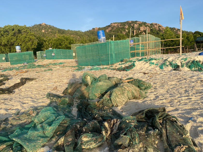 Nghĩa địa rác lộ thiên trên bãi biển đẹp nhất Việt Nam - Ảnh 3.