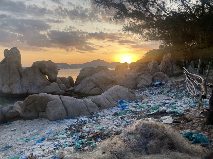 Nghĩa địa rác lộ thiên trên bãi biển đẹp nhất Việt Nam - Ảnh 7.