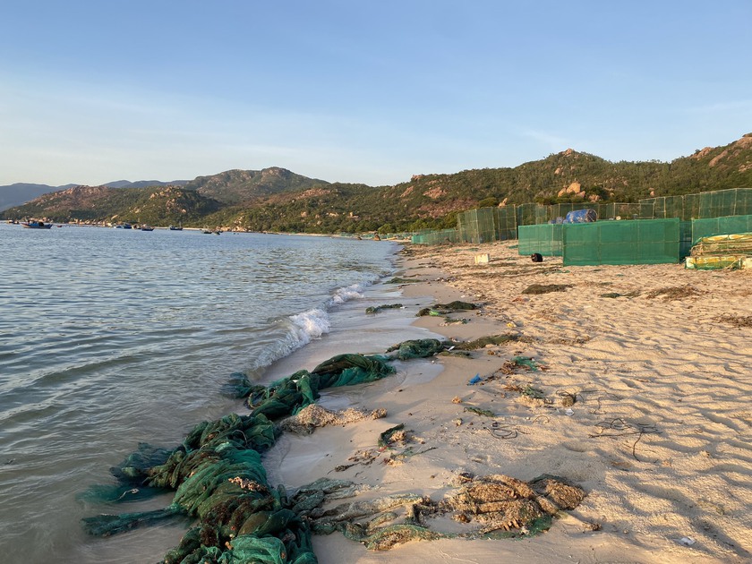 Nghĩa địa rác lộ thiên trên bãi biển đẹp nhất Việt Nam - Ảnh 8.