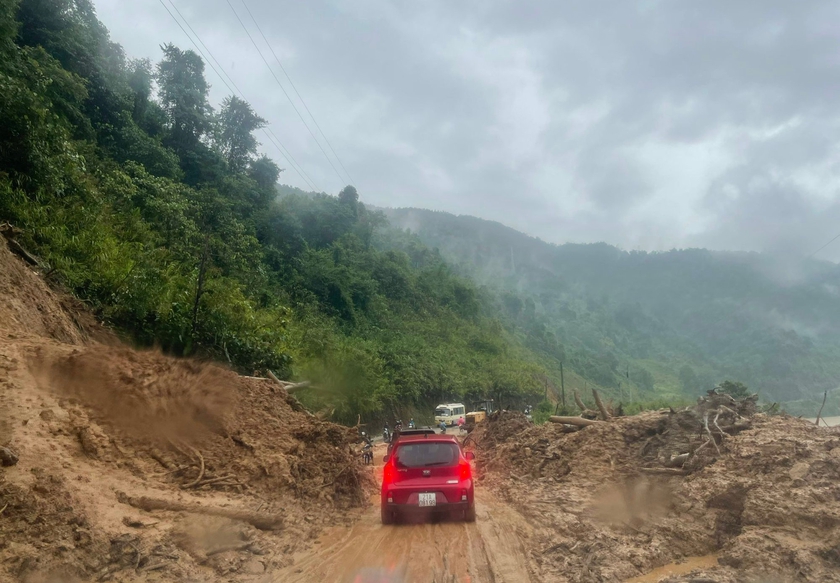 Các tỉnh phía Bắc thiệt hại nặng nề sau mưa lớn, lũ sông Hồng dâng cao - Ảnh 4.