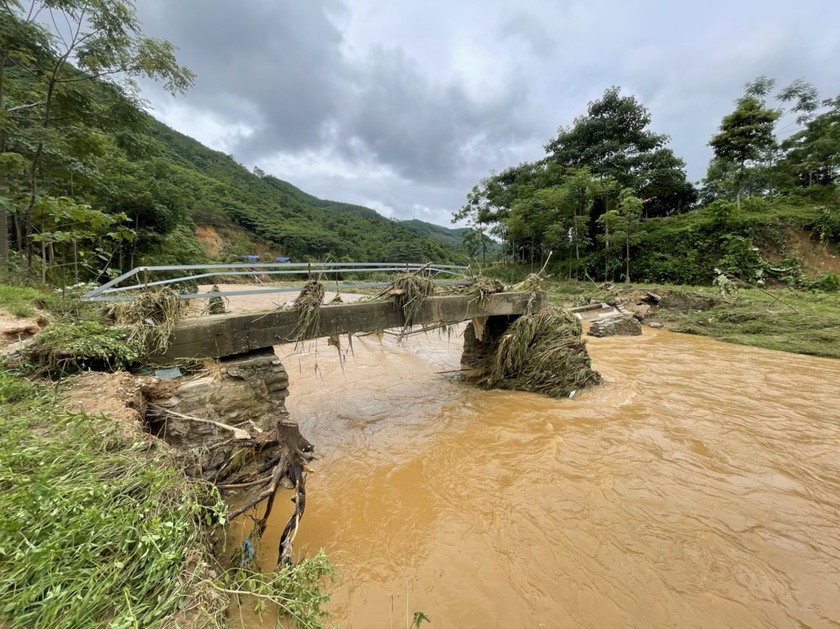 Các tỉnh phía Bắc thiệt hại nặng nề sau mưa lớn, lũ sông Hồng dâng cao - Ảnh 1.