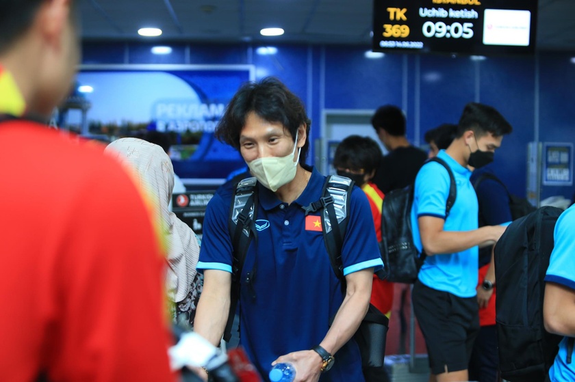 Sau 30 tiếng di chuyển từ Uzbekistan U23 Việt Nam hạ cánh an toàn tại sân bay Nội Bài  - Ảnh 1.