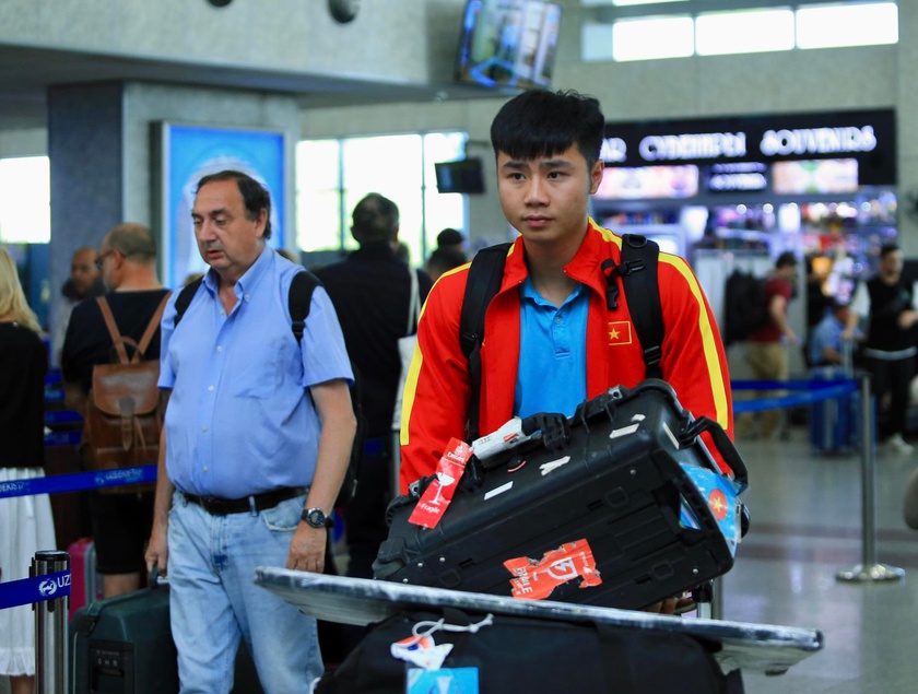Sau 30 tiếng di chuyển từ Uzbekistan U23 Việt Nam hạ cánh an toàn tại sân bay Nội Bài  - Ảnh 3.