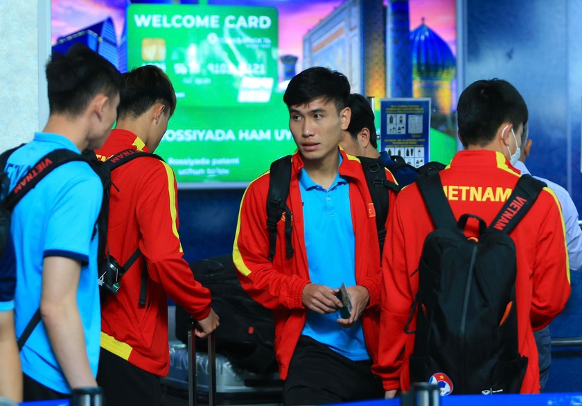Sau 30 tiếng di chuyển từ Uzbekistan U23 Việt Nam hạ cánh an toàn tại sân bay Nội Bài  - Ảnh 2.