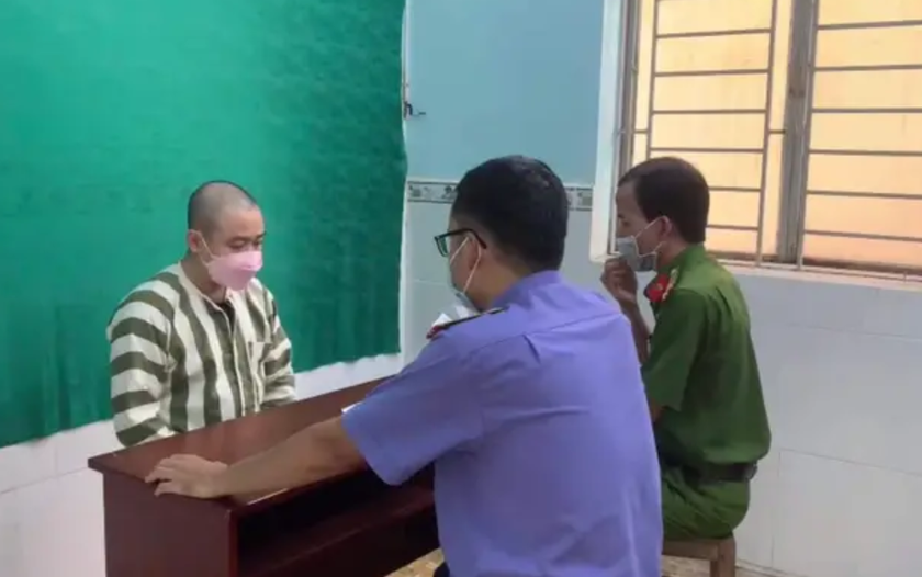 Diễn viên hài Hữu Tín bị tạm giam và khởi tố vì tổ chức chơi ma túy - Ảnh 2.