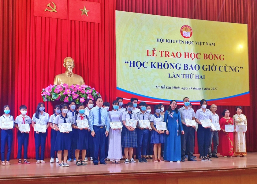 Trung ương Hội Khuyến học Việt Nam trao học bổng 