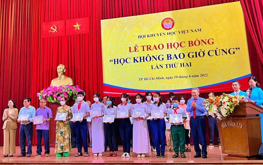 Trung ương Hội Khuyến học Việt Nam trao học bổng 