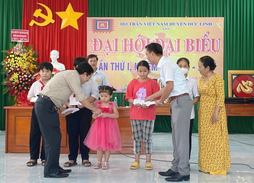 Hội Doanh nhân họ Trần Việt Nam trao quà khuyến học tại Bình Thuận - Ảnh 1.
