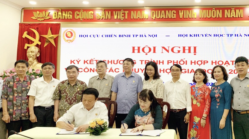 Ký kết chương trình phối hợp hoạt động giữa Hội Khuyến học và Hội Cựu chiến binh Hà Nội  - Ảnh 1.