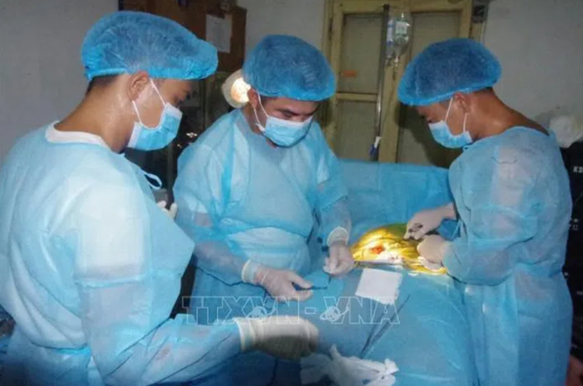 Khánh Hòa: Bệnh xá đảo Phan Vinh phẫu thuật cứu sống ngư dân viêm ruột thừa cấp - Ảnh 1.
