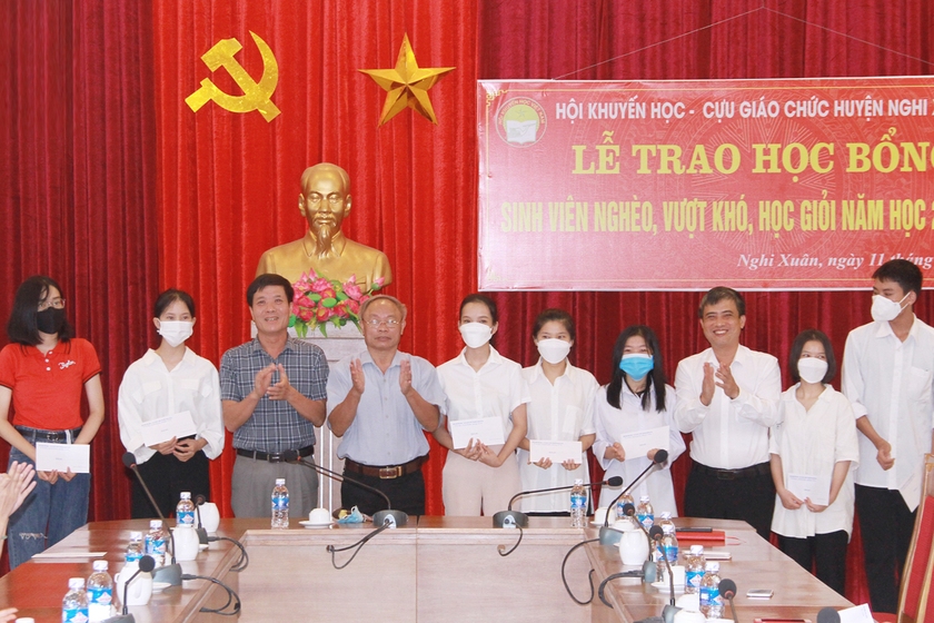 Trao học bổng cho 44 sinh viên Hà Tĩnh có hoàn cảnh khó khăn - Ảnh 1.