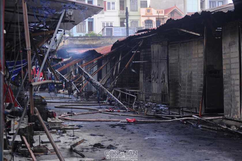 Cháy Chợ Đọ Xá tại Bắc Ninh, thiệt hại hàng chục tỉ đồng - Ảnh 1.