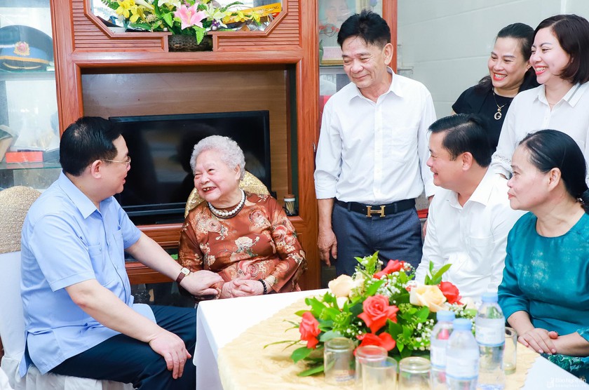 Chủ tịch Quốc hội Vương Đình Huệ thăm Bà mẹ Việt Nam Anh hùng và thương binh Anh hùng Lực lượng vũ trang nhân dân - Ảnh 1.