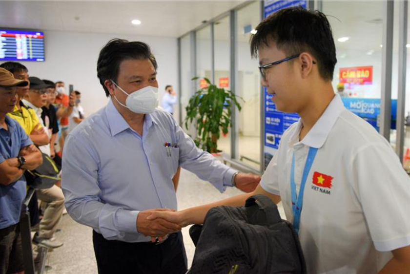 Bộ Giáo dục và Đào tạo đón mừng đội tuyển Việt Nam tham dự Olympic Toán học Quốc tế trở về - Ảnh 1.