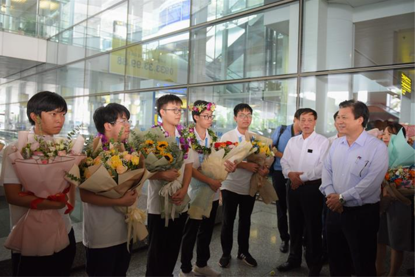 Bộ Giáo dục và Đào tạo đón mừng đội tuyển Việt Nam tham dự Olympic Toán học Quốc tế trở về - Ảnh 2.