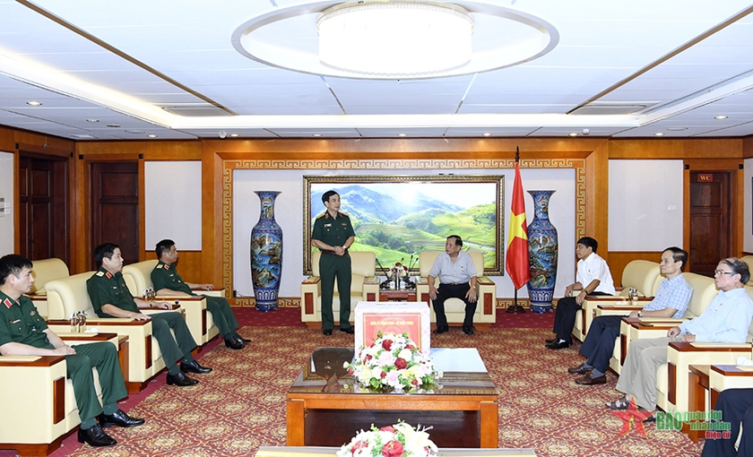 Quân ủy Trung ương, Bộ Quốc phòng thăm, tặng quà Trung ương Hội Cựu chiến binh Việt Nam - Ảnh 1.