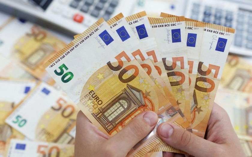 Euro tăng giá trước kỳ vọng Ngân hàng Trung ương châu Âu sẽ tăng lãi suất vào tuần này. Ảnh: Reuters