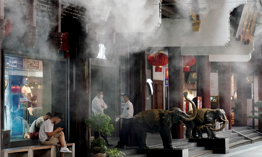 Xảy ra nắng nóng khắc nghiệt và kéo dài, hàng loạt thành phố của Trung Quốc phát báo động đỏ - Ảnh 3.