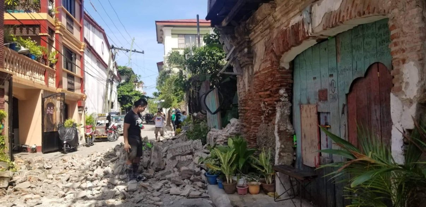 Hiện trường vụ động đất có độ lớn 7,1 làm rung chuyển đảo Luzon, Philippines - Ảnh 1.