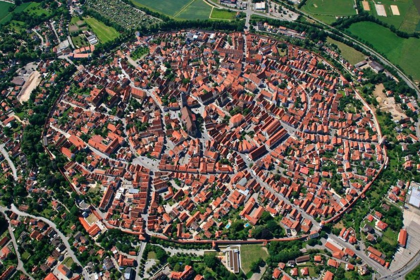 Nördlingen: Thị trấn đặc biệt được dát từ 72.000 tấn kim cương - Ảnh 1.