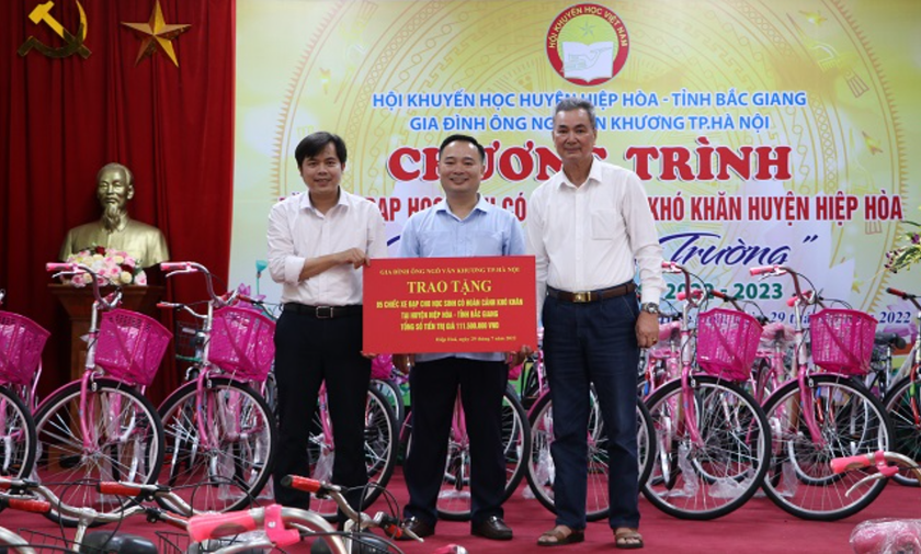 Bắc Giang: Trao tặng 85 xe đạp cho học sinh vượt khó, hiếu học - Ảnh 1.