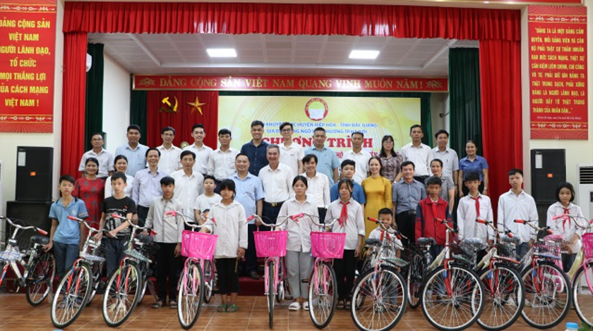 Huyện Hiệp Hòa dẫn đầu tỉnh Bắc Giang về phong trào khuyến học, khuyến tài - Ảnh 2.