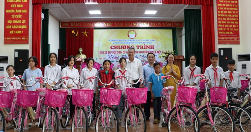 Bắc Giang: Trao tặng 85 xe đạp cho học sinh vượt khó, hiếu học - Ảnh 5.