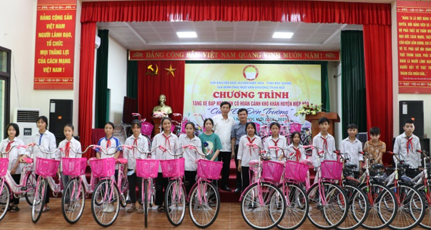 Bắc Giang: Trao tặng 85 xe đạp cho học sinh vượt khó, hiếu học - Ảnh 4.