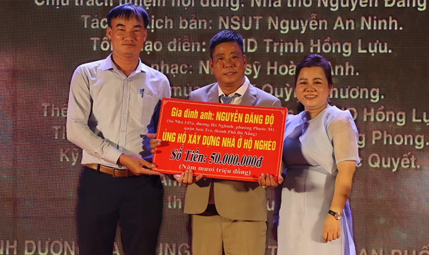 Hà Tĩnh: Gia đình cựu chiến binh ủng hộ Quỹ Khuyến học Hồng Lam 100 triệu đồng - Ảnh 2.