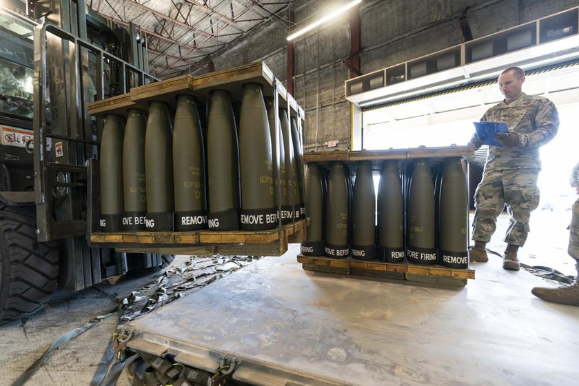 Mỹ chuyển lô tên lửa, đạn dược trị giá 1 tỉ USD đến Ukraine - Ảnh 1.