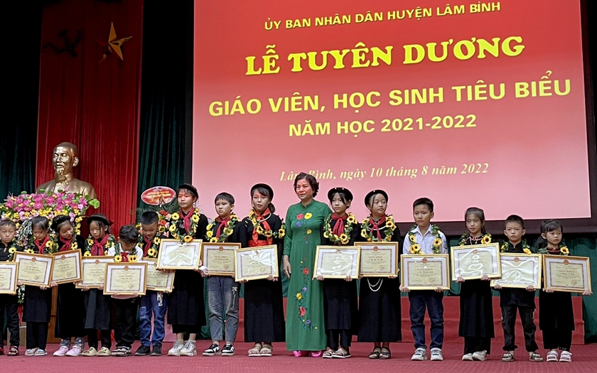 Lâm Bình tuyên dương giáo viên, học sinh tiêu biểu năm học 2021 - 2022 - Ảnh 1.