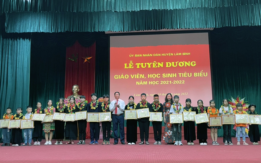 Lâm Bình tuyên dương giáo viên, học sinh tiêu biểu năm học 2021 - 2022 - Ảnh 2.