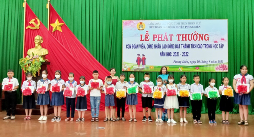Thừa Thiên Huế: Phát thưởng cho 348 học sinh, sinh viên có thành tích cao trong năm học 2021-2022 - Ảnh 1.