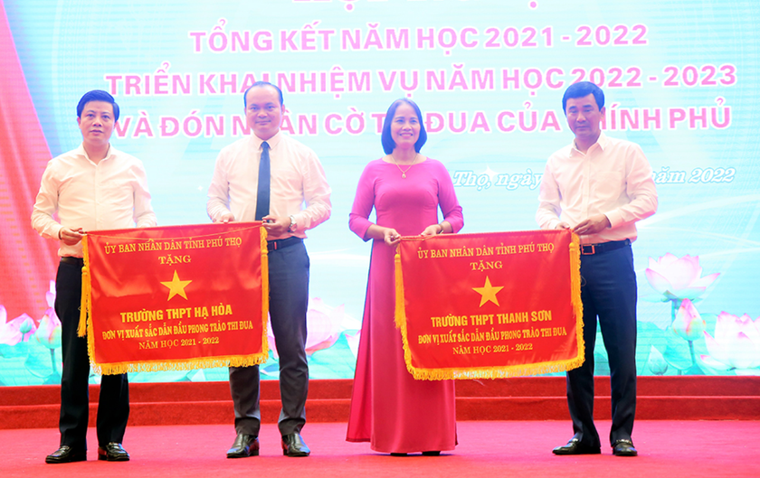 Sở Giáo dục và Đào tạo tỉnh Phú Thọ nhận Cờ thi đua của Chính phủ - Ảnh 3.