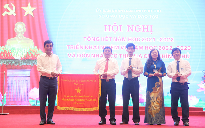 Sở Giáo dục và Đào tạo tỉnh Phú Thọ nhận Cờ thi đua của Chính phủ - Ảnh 1.