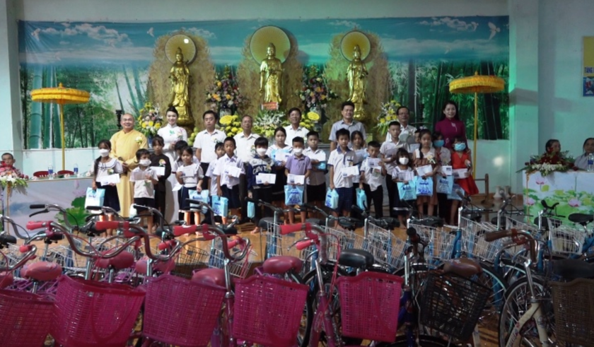 Hội Khuyến học Thừa Thiên Huế: Tặng 50 xe đạp và 100 suất quà cho học sinh hoàn cảnh khó khăn tại huyện Phú Lộc - Ảnh 1.