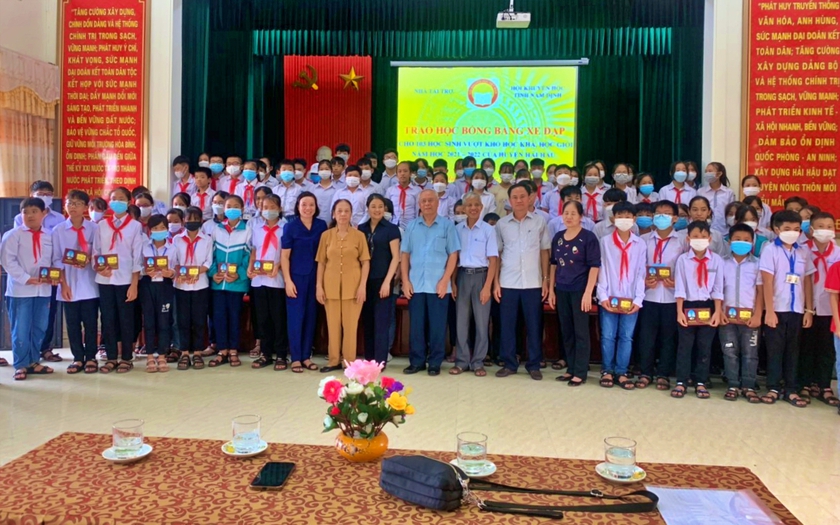 Hội Khuyến học Nam Định: Trao học bổng bằng 103 chiếc xe đạp - Ảnh 1.