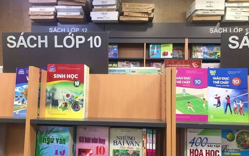 Thành phố Hồ Chí Minh: Rất khó mua đủ bộ sách giáo khoa ngoài thị trường - Ảnh 1.