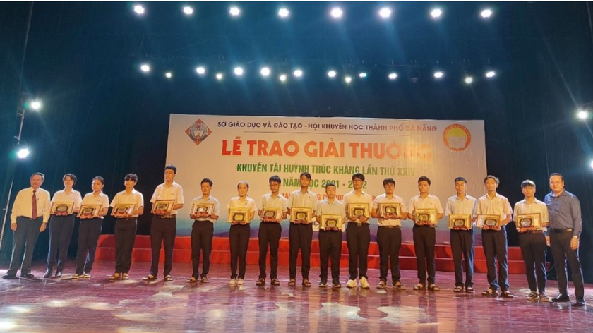 Đà Nẵng: Trao giải thưởng Khuyến tài Huỳnh Thúc Kháng cho 43 học sinh xuất sắc - Ảnh 3.