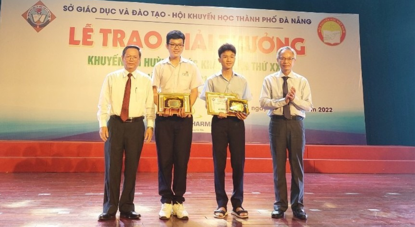Đà Nẵng: Trao giải thưởng Khuyến tài Huỳnh Thúc Kháng cho 43 học sinh xuất sắc - Ảnh 2.