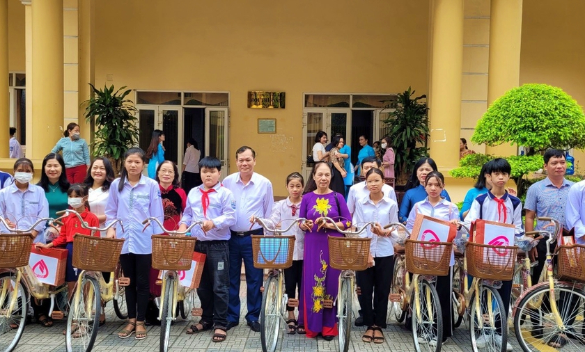 Nam Định: Trao thưởng học bổng Hoàng Ngân năm 2022 - Ảnh 2.