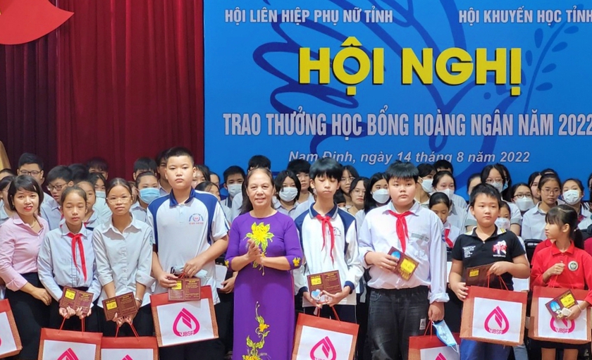 Nam Định: Trao thưởng học bổng Hoàng Ngân năm 2022 - Ảnh 1.