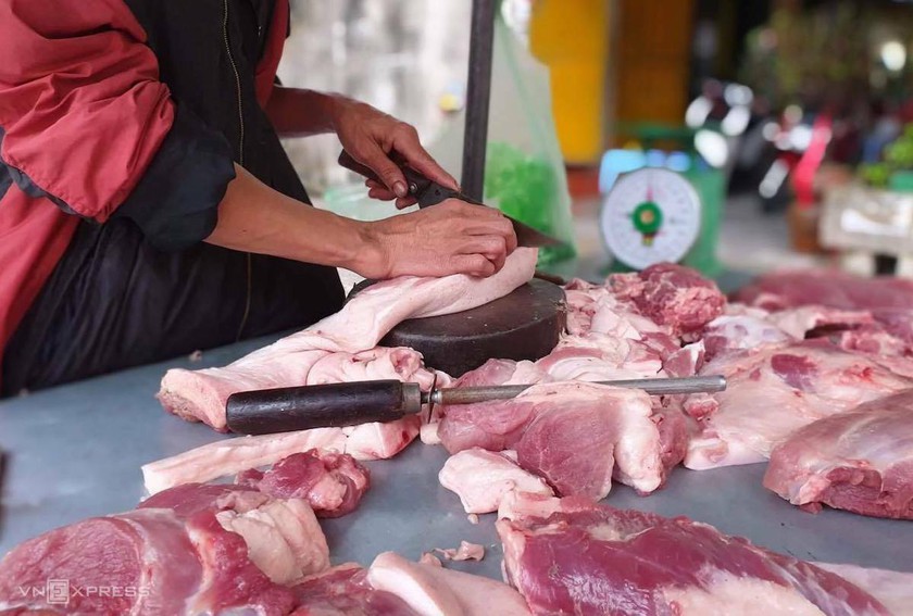 Giá thịt lợn hơi tiêu dùng vẫn chưa hạ nhiệt - Ảnh 1.