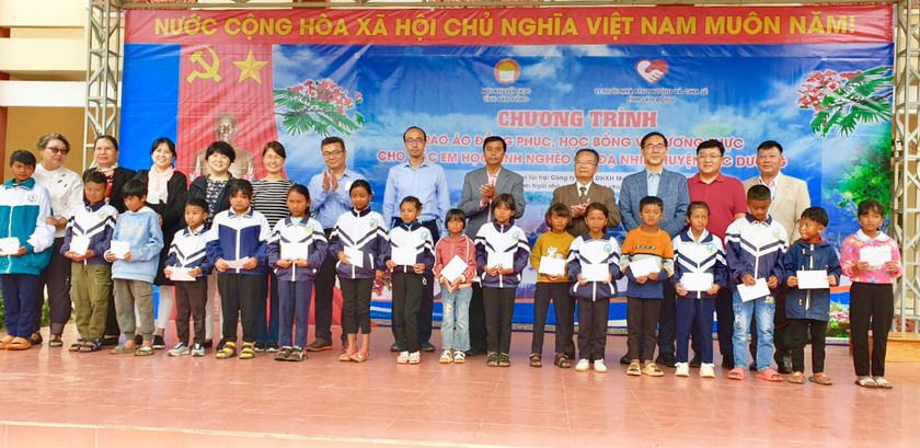 Hội Khuyến học Lâm Đồng: Trao 568 áo đồng phục cho học sinh vùng đồng bào dân tộc thiểu số - Ảnh 1.