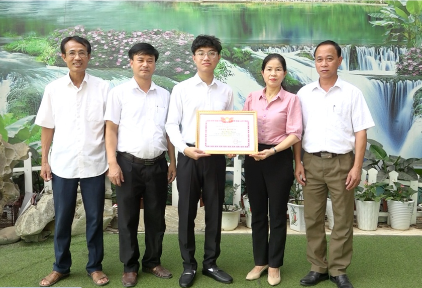 Tuyên Quang: Khen thưởng học sinh xuất sắc duy nhất đạt học bổng vào Trường Đại học Wesleyan - Ảnh 1.